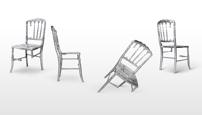 sedia con pezzi mancanti