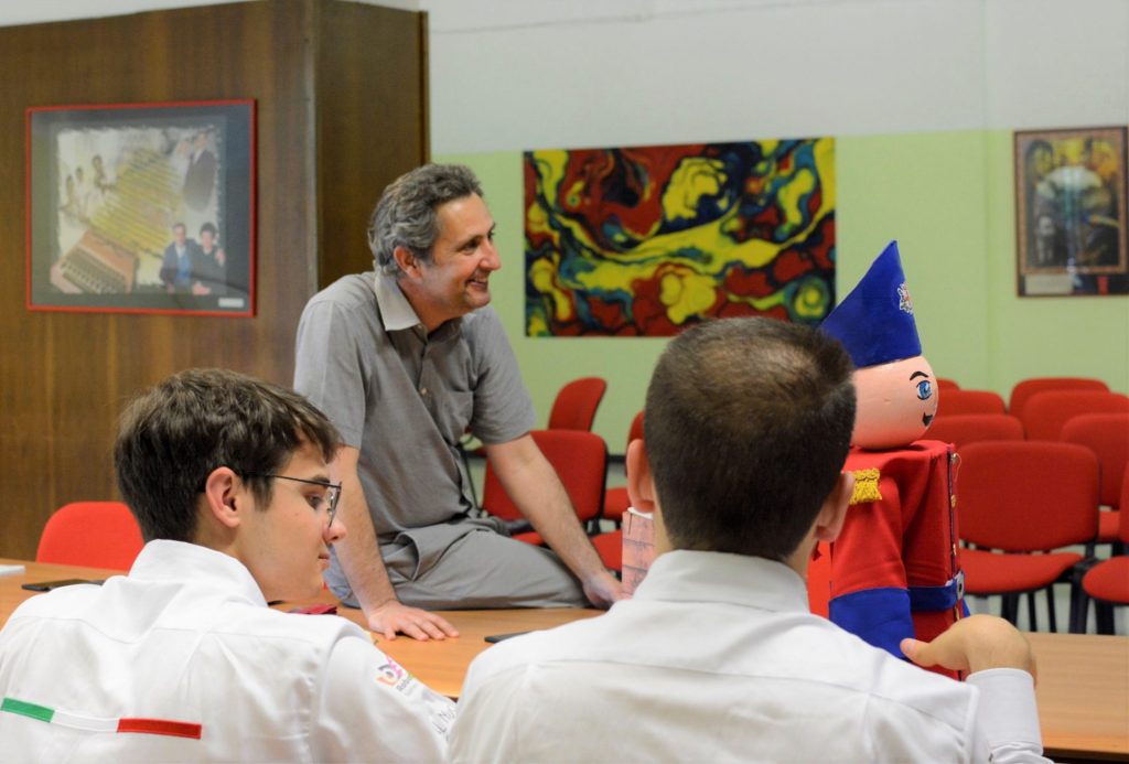Paolo Costa si fa raccontare dai ragazzi dell’ IIS Olivetti di Ivrea come si svolgerà il loro spettacolo robotico