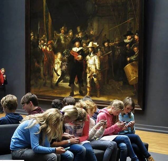 Ragazzi che davanti ad uno dei quadri più famosi di Rembrandt, La Ronda di notte, preferiscono stare incollati ai loro smartphone