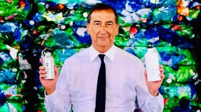 L’acqua del sindaco: Beppe Sala, sindaco di Milano, con le borracce di alluminio.