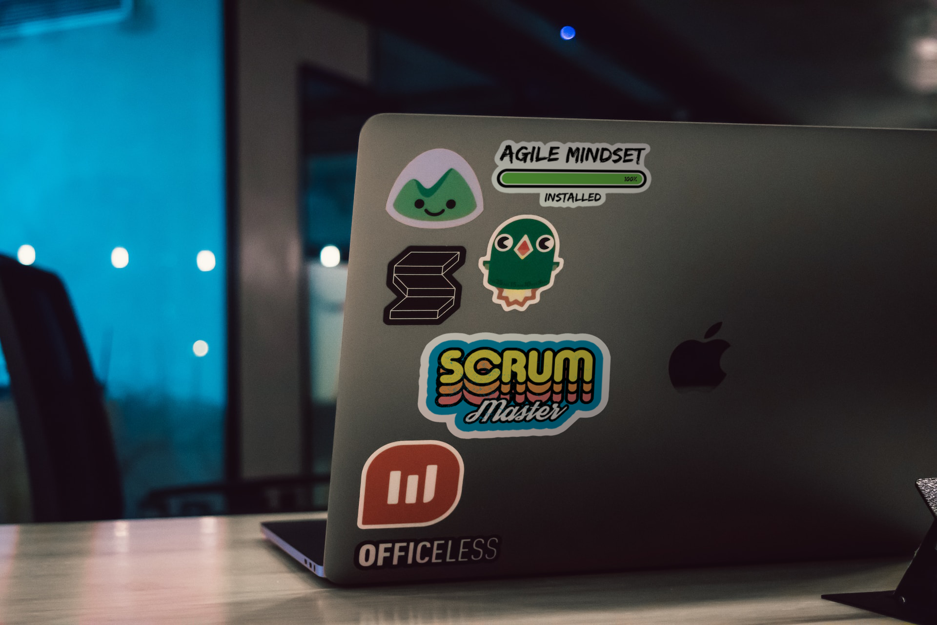 computer con adesivi sullo scrum